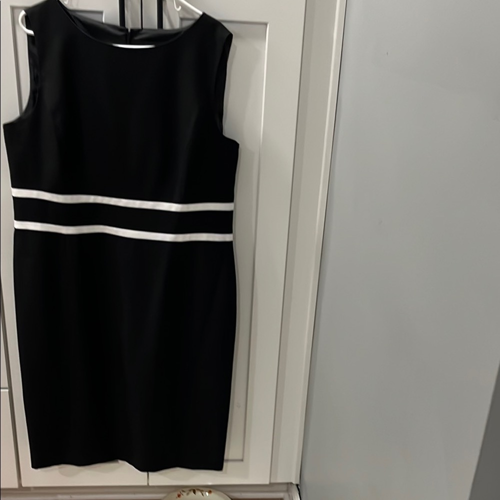 Elegant Black and White Sleeveless Dress